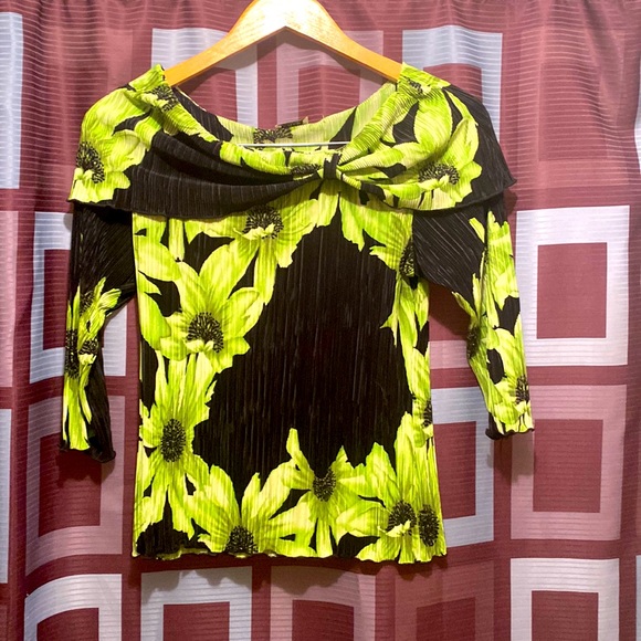 Womens Blouse. Black w/ green flowering. Size : S - Picture 1 of 2